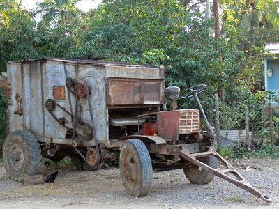 Vanha traktori viljamyllyksi muutettuna