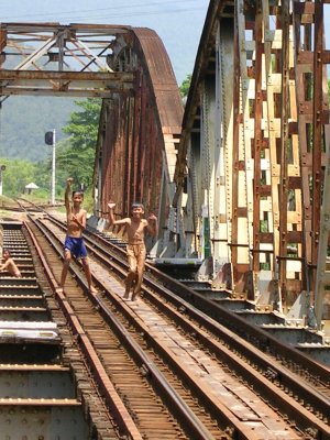 Pojat rautatiesillalla